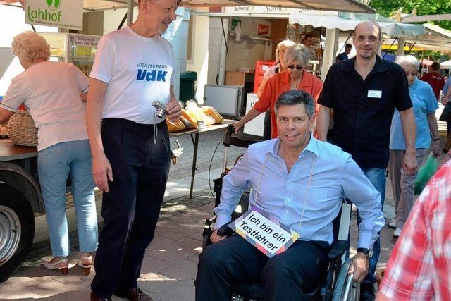 Schopfheim: Rollstuhl-Testfahrt von Brgermeister Nitz