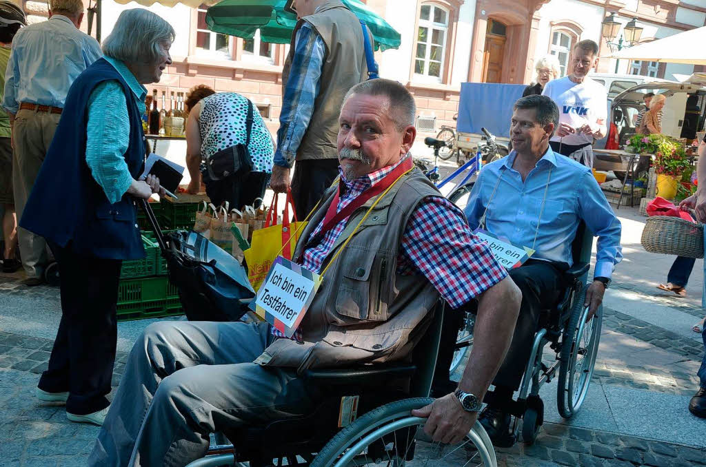 Mancher Wochenmarktbesucher reagiert berrascht auf den Anblick des Burgis im Rollstuhl.