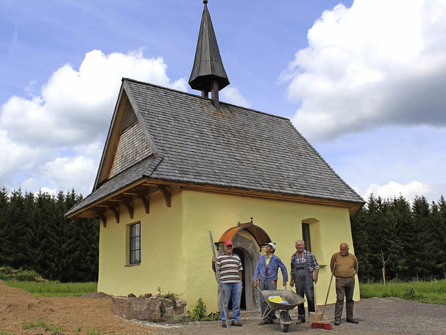 Noch gilt es bis zum Einweihungsfest e...eder an der Weiler Kapelle im Einsatz.  | Foto: Christa Maier