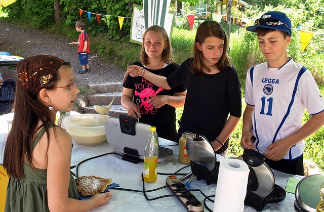 Alle helfen Hand in Hand. Kinder, Lehr...en die Waffeln gleich nochmal so gut.   | Foto: Marion Pfordt