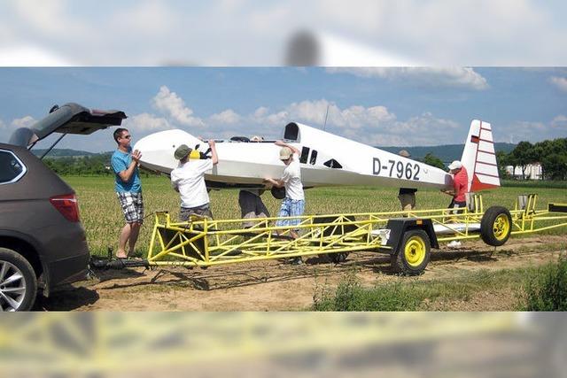 Segelflugzeug setzt im Gewerbegebiet Radackern zur Landung an