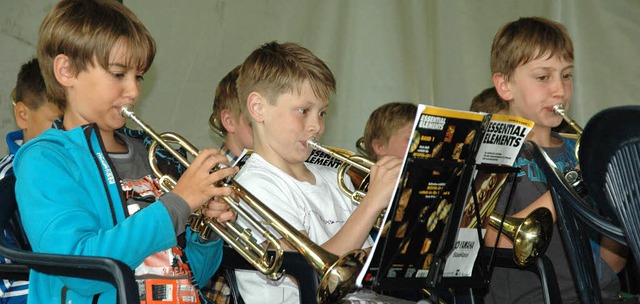 Die Blserklassen spielten zum Geburtstag der Musikschule im Vacono-Dome.   | Foto: Leony Stabla