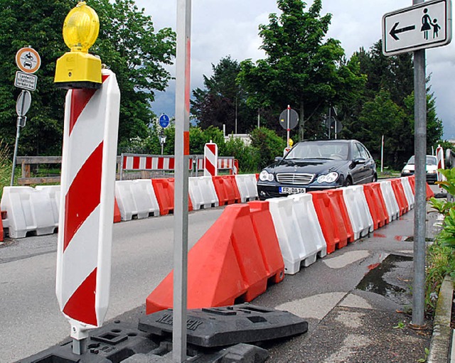 Seit zwei Jahren ist die Brcke ber d... Lkw gesperrt, jetzt wird sie saniert,  | Foto: Staub