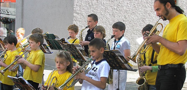 Die Blserklasse der Grundschule Obers... am Samstag auf der Rheinbrckstrae.   | Foto: Michael Gottstein