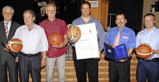 Basketball Bezirksvorsitzender Frank R...des TV Weil zum 50-jhrigen Bestehen.   | Foto: SEDLAK