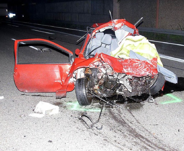 Das vllig zerstrte Auto, in dem der 32-jhrige Lehrer unterwegs war.   | Foto: POLIZEI