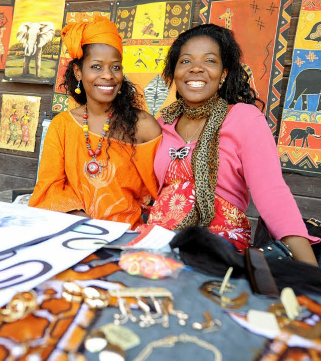 Sandra Chongo-Ambs aus Sambia (links) ...rkauften afrikanisches Kunsthandwerk.   | Foto: Rita Eggstein