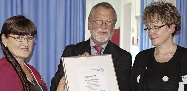 Pflegedienstleiterin Galina Dillmann, ...abe der Urkunde an das Haus Columban.   | Foto: Hans-Jrgen Hege