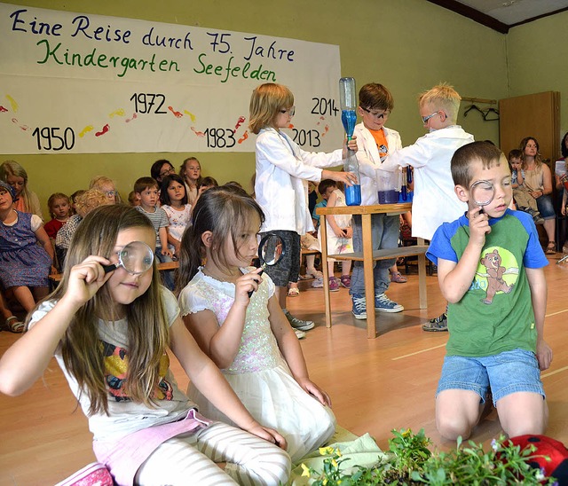 75 Jahre Kindergarten Seefelden: Die k...t auf der Bhne   in  der Winzerhalle.  | Foto: Sigrid Umiger