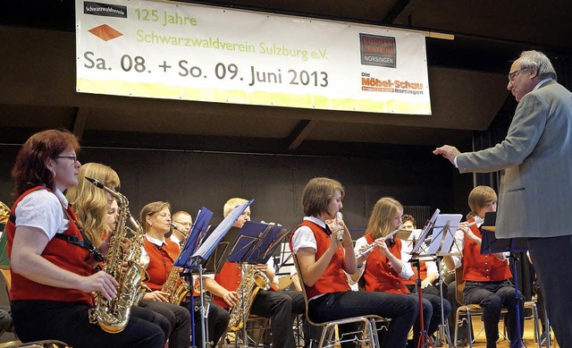 Die Stadtmusik Sulzburg unter Leitung ...dvereins ein Stndchen zum Geburtstag.  | Foto: silke hartenstein