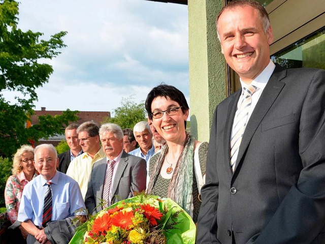 Thomas Breig nimmt auf dem Balkon des Rathauses die Glckwnsche entgegen.  | Foto: Andrea Gallien