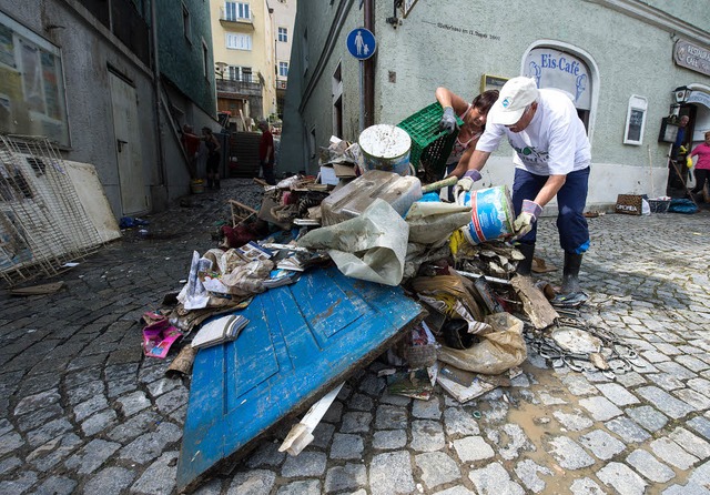 Abfallberge in der Passauer Altstadt zeigen das Zerstrungswerk der Flut.   | Foto: dpa / Patrick Guyton