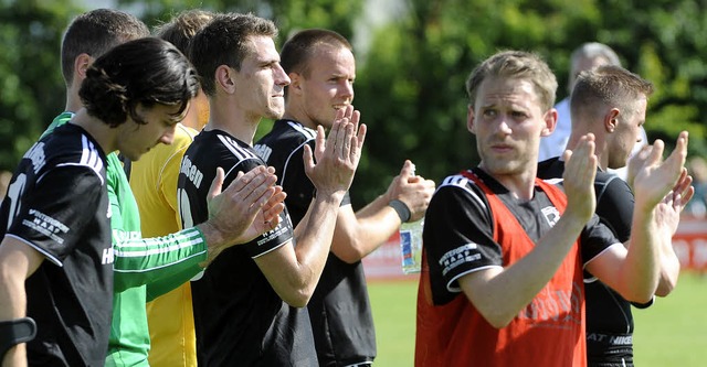 Erst raus, dann Applaus. Die Hausener ... nach dem Ausscheiden bei ihren Fans.   | Foto: Keller