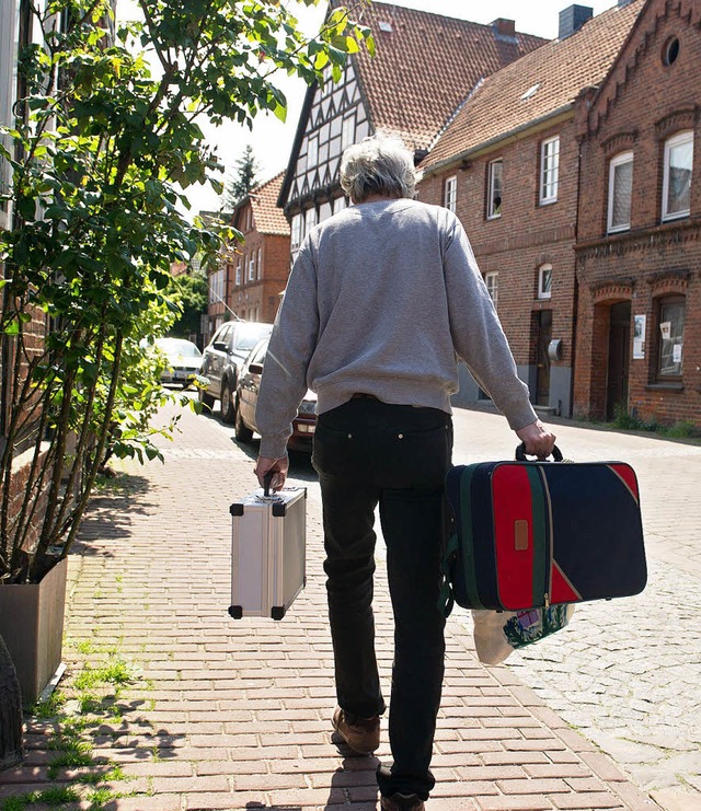 Auch die Altstadt von Hitzacker wird e...ringt sich dieser Mann in Sicherheit.   | Foto: dpa