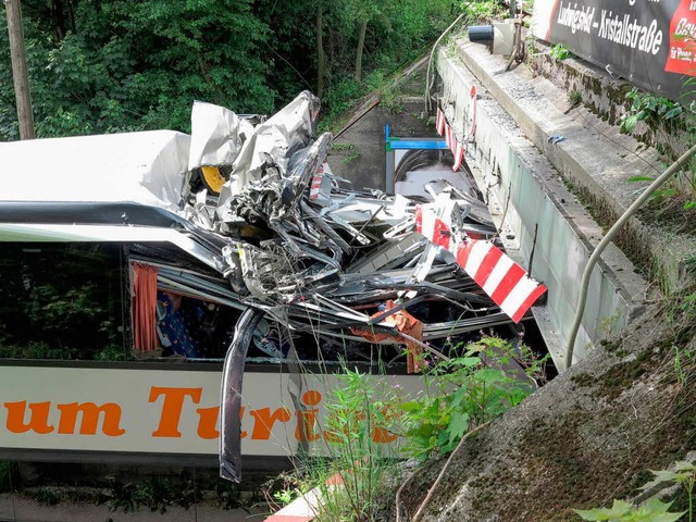 Zu niedrig: Ein dnischer Bus bleibt in Mnchen an der Bahnunterfhrung hngen.   | Foto: dpa