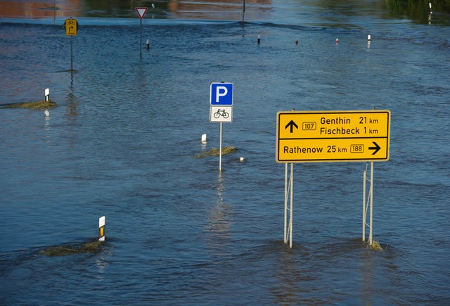 Nach einem Deichbruch an der Elbe bei ...) berflutete das Hochwasser die B107.  | Foto: dpa