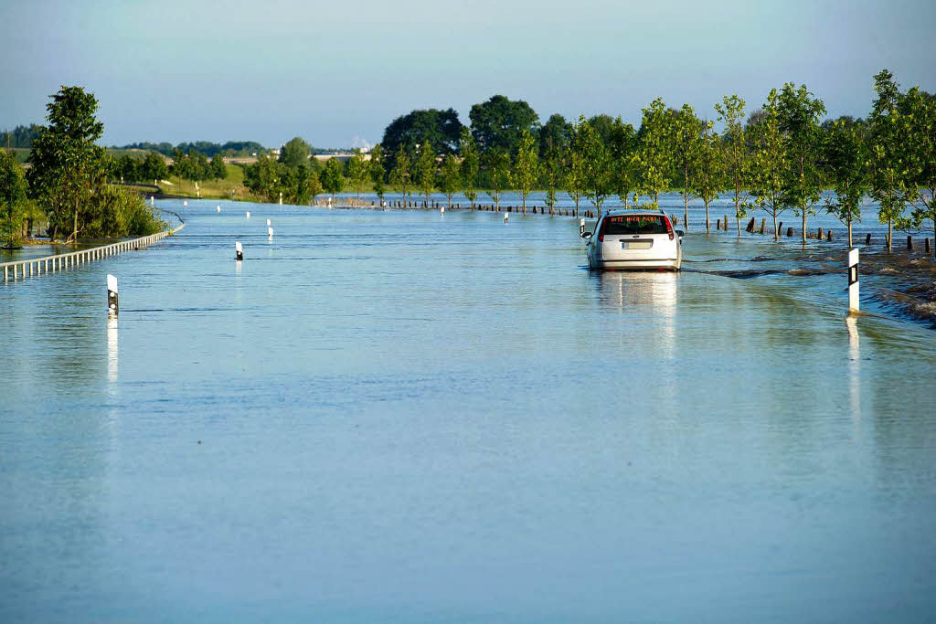 Nach einem Deichbruch an der Elbe bei Fischbeck (Sachsen-Anhalt) überflutet am 10. Juni das Hochwasser die Straße B188 zwischen Stendal (Sachsen-Anhalt) und Rathenow (Brandenburg). Nach einem Deichbruch an der Elbe bei Fischbeck (Sachsen-Anhalt) überflutet am 10. Juni das Hochwasser die Straße B188 zwischen Stendal (Sachsen-Anhalt) und Rathenow (Brandenburg).