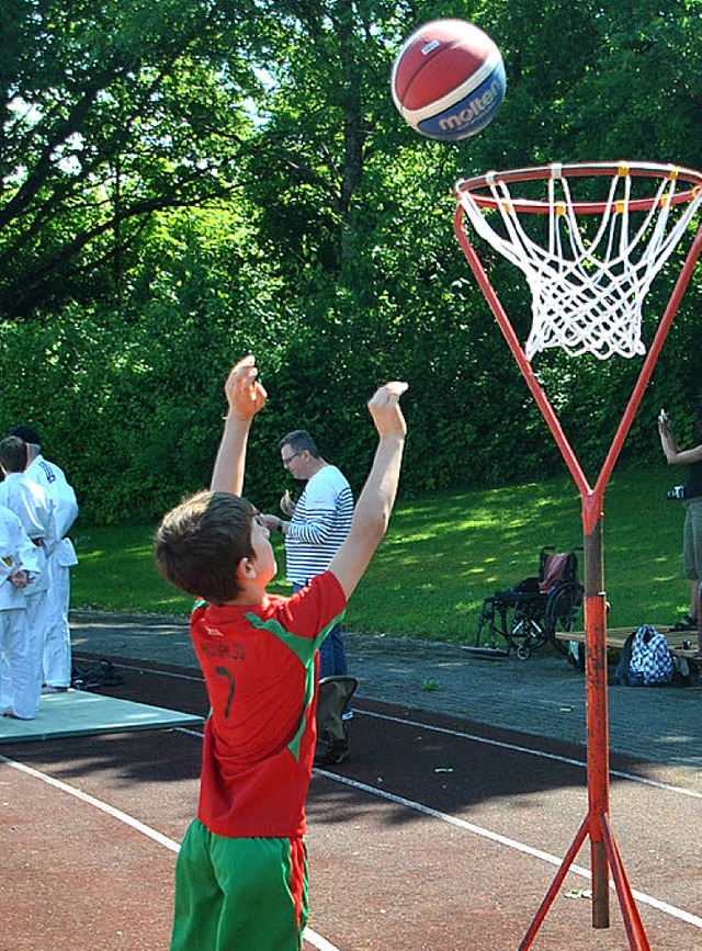 Jung bt sich, was ein  Basketballer werden will.    | Foto: Rebecca Kiefer