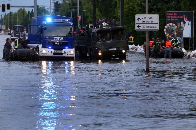 Bundeswehrsoldaten und das THW kmpfen gegen die Wassermassen in Magdeburg.  | Foto: AFP