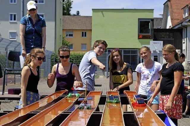 Mit Treibstoff von der Sonne schnell durch die Wasserrinne