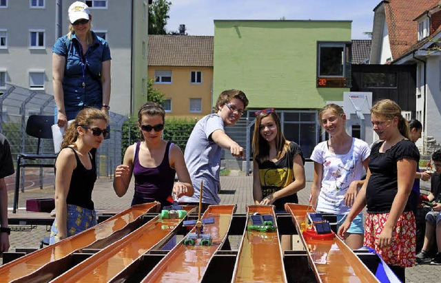 Eine Regatta der selbst gebastelten So... Energiespar- und Klimaschutzschulen.   | Foto: Thomas Loisl Mink