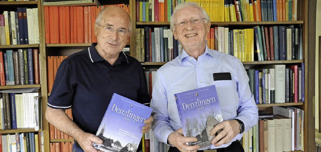 Die Autoren der  Denzlinger Chronikbn...Ohmberger (links) und Dieter Geuenich   | Foto: Markus  Zimmermann