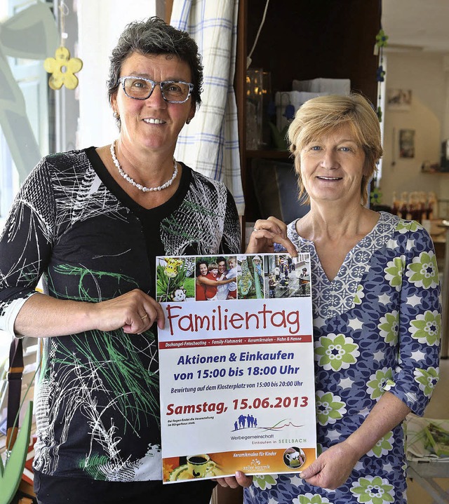 Marina Schaub (links) und Lucia Glatz ...zahlreiche Besucher beim Familientag.   | Foto: christoph breithaupt