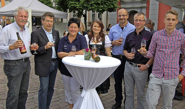 Ein 2012er Ros vom Weingut Hechinger ...ffnung. Rechts ein Blick ins Publikum.  | Foto: Christian Ringwald