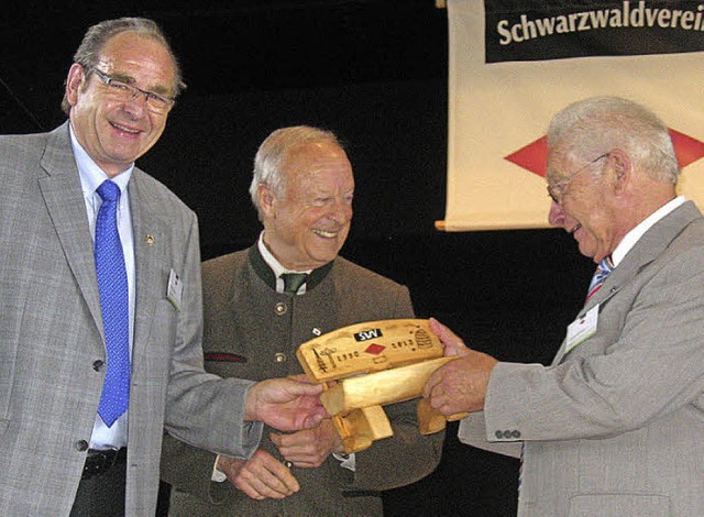 Prsident  Georg Keller  und Hans-Mart...ine symbolische Ruhebank (von links).   | Foto: Ingeborg Grziwa
