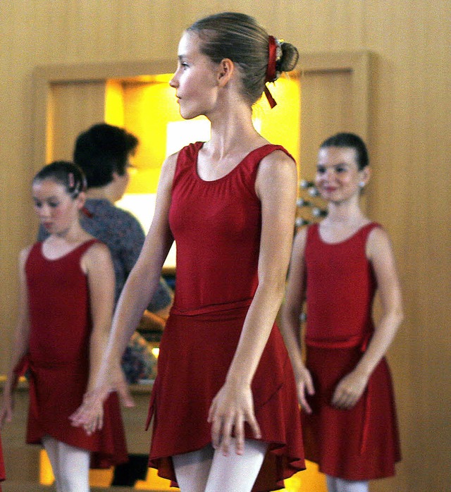 Junge Balletttnzerinnen des Tanzstudios Meinke traten zur Orgelmusik auf.    | Foto: Heidi Fssel