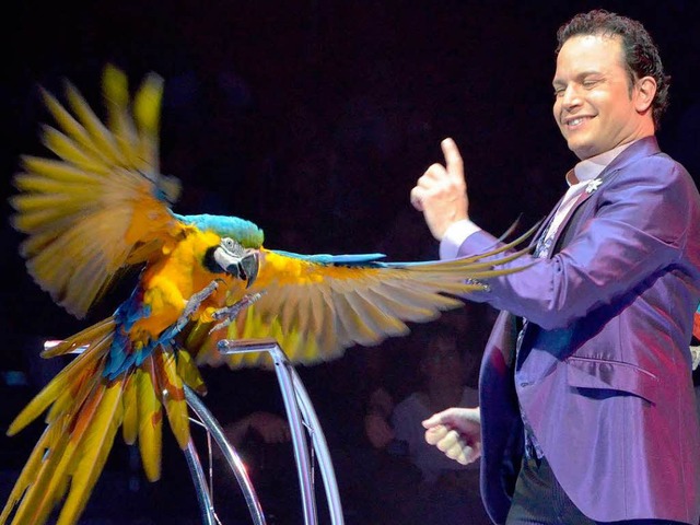 Alessio Fochesato mit seiner Papageiennummer.  | Foto: Barbara Ruda