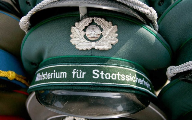 Eine Schirmmtze mit der Aufschrift &#... dass auch er im Visier der Stasi war.  | Foto: ZB
