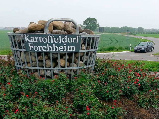 Der Kartoffelkorb auf dem Kreisverkehr...mt dem Gemeinderat am Montagabend mit.  | Foto: Martin Wendel