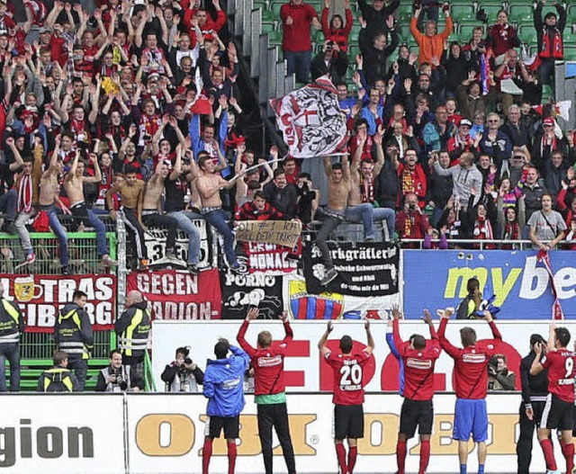 Auch beim Sieg des SC Freiburg in Frth waren Fans aus Hchenschwand mit dabei.   | Foto: dpa/Daniel Karmann