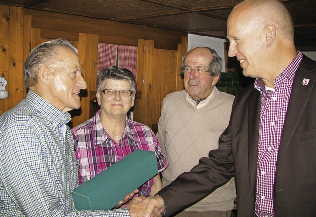 Brgermeister Rdiger Ahlers (rechts) ...rten Max Schneider zum 75. Geburtstag.  | Foto: Manfred Lange