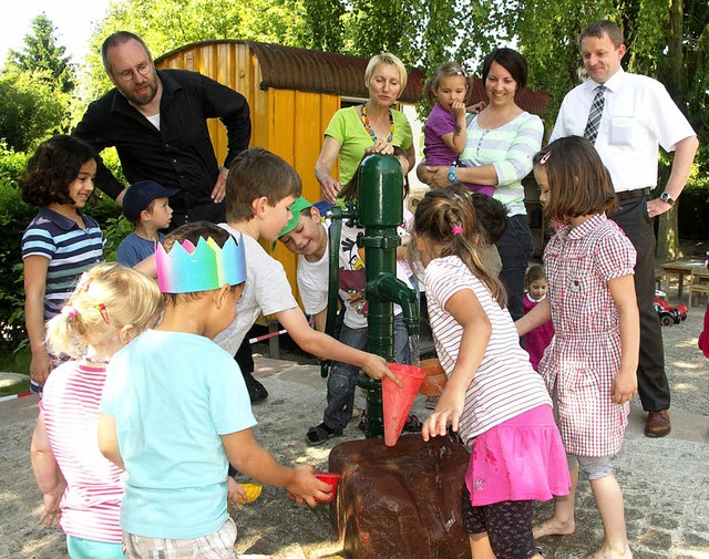 Die Kinder im Kindergarten Allmannswei...ten Spielbereich mit der Wasserpumpe.   | Foto: Privat