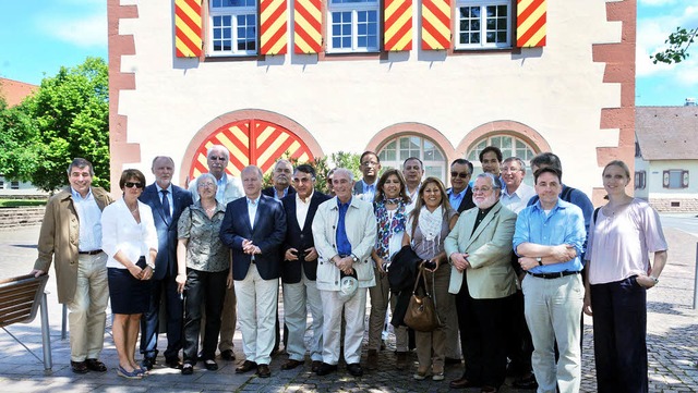 Die Gastgeber mit der Delegation aus C...und Peru vor dem Friesenheimer Rathaus  | Foto: Wolfgang Knstle