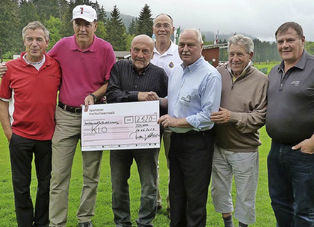 2520 Euro kamen beim Benefizturnier pr...rle vom Golfclub und Wolfgang  Hoppe.   | Foto: Heidrun Simoneit