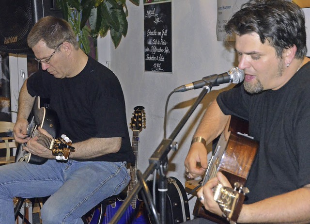 Blueskonzert in der Hertener Sportgast...t Manuel Torres (rechts) und Andy Wolk  | Foto: Susanne Himmelsbach