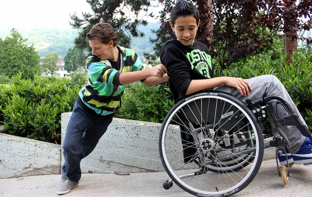 Auch mit Hilfe ist eine steile Rampe ein Problem fr Rollstuhlfahrer.   | Foto: Eva-Maria Klassen