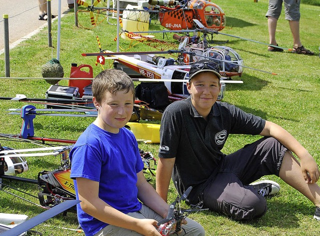 Zwei Jugendliche  der Modellfluggruppe...rste Modell wog stolze 23,5 Kilogramm.  | Foto: Edgar Steinfelder