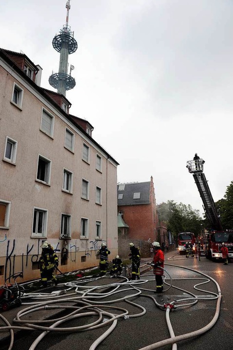 Realistische Übung am Abrissgebäude Lotzbeckstraße 28 mit 63 Wehrleuten.  | Foto: BETTINA SCHALLER