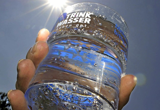 So klar kommt das Wasser in Endenburg ...tungen, vielmehr ist es rostig-braun.   | Foto: dpa (Uli Deck)