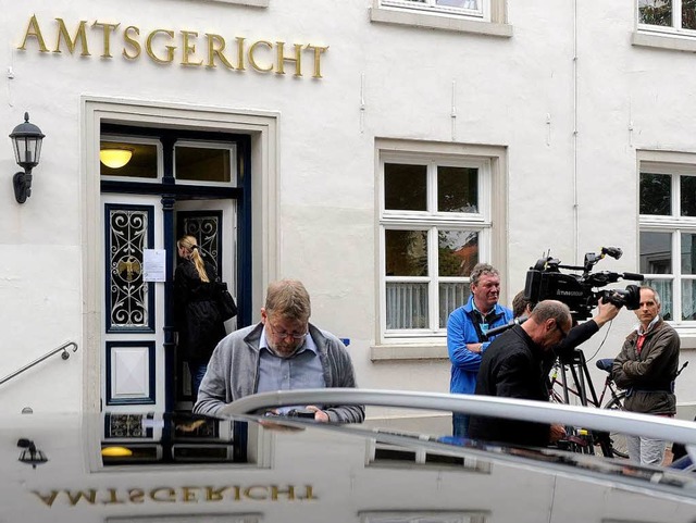 Starkes Medieninteresse bestimmte scho...n Haupteingang zum Amtsgericht Aurich.  | Foto: dpa