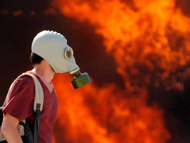 Flammen in Istanbul &#8211; im Vordergrund ein Demonstrant.  | Foto: AFP