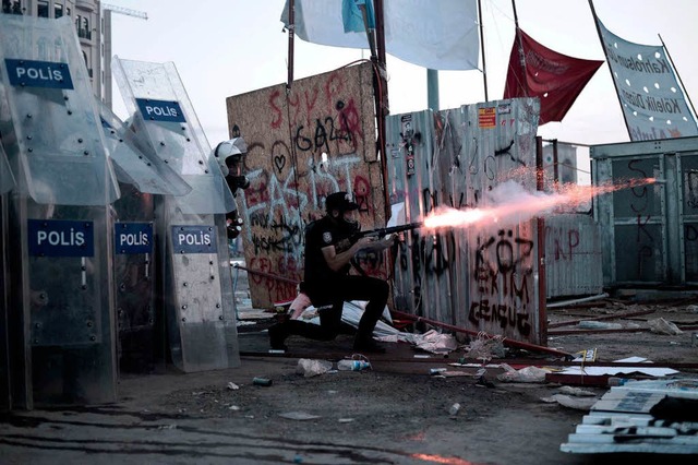 Polizei rumt Taksim-Platz in Istanbul.  | Foto: AFP