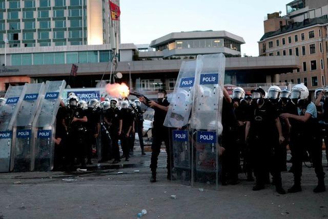 Fotos: Gewaltsamer Einsatz der Polizei auf Taksim-Platz in Istanbul