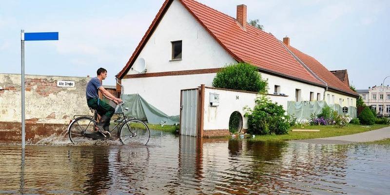 Insgesamt 8 Tote Bei Hochwasser Weiter Gefahr Von Deichbruchen Panorama Badische Zeitung