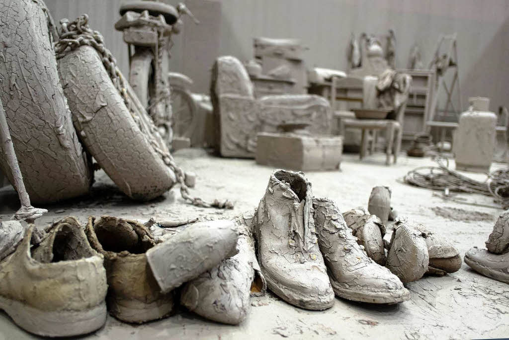 Ein Bildausschnitt der Installation „Purification Room“ (2000) des  chinesischen Knstlers   Chen Zhen