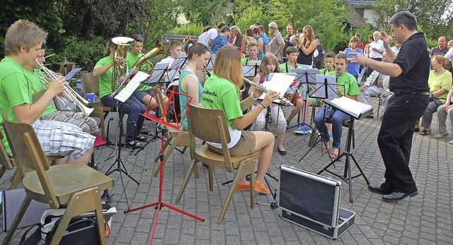 Die Jugendkapelle des Musikvereins Ble...rhielt die Gste bei der Abendserenade  | Foto: Jrg Schimanski